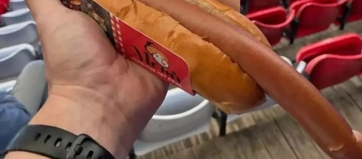 Nottingham Forest Stadyumunda Satılan Dev Sosisli Neden Viral Oldu?