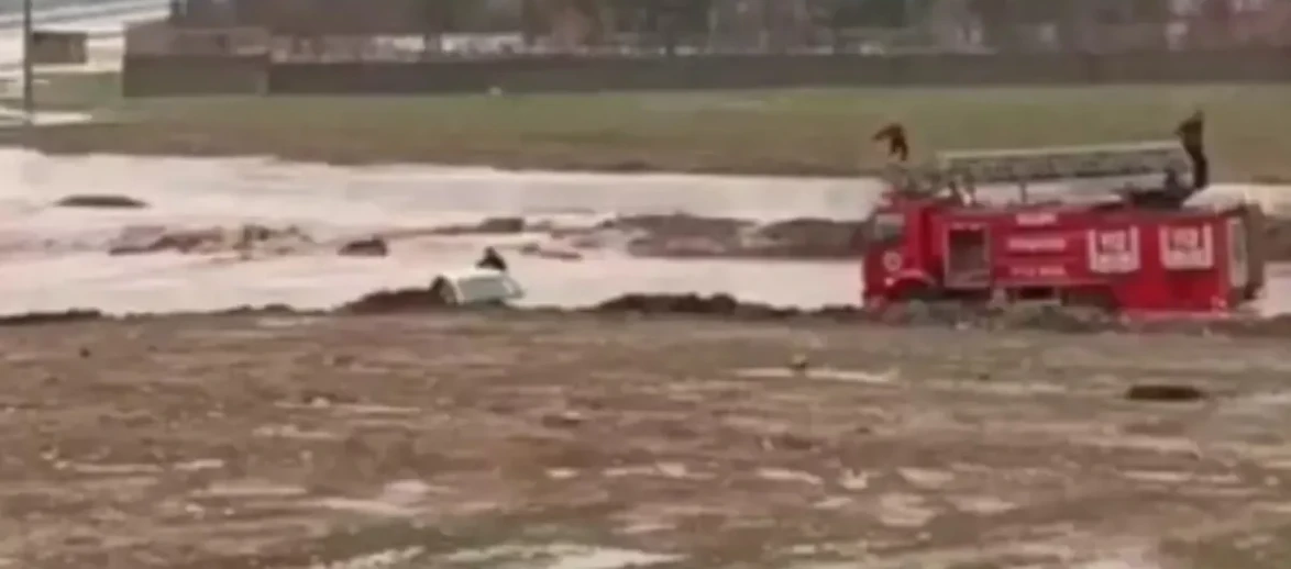Sağanak Sonrası Oluşan Gölette Mahsur Kalan İki Kişi Kurtarıldı