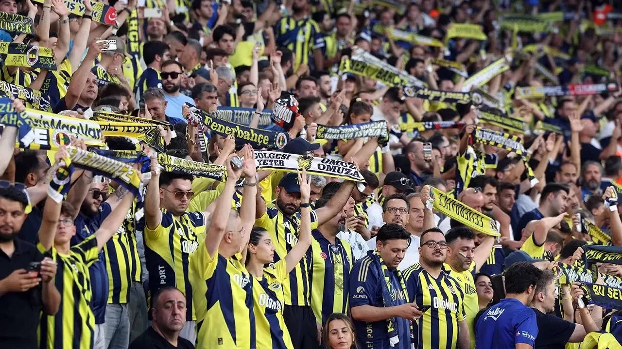Fenerbahçe Taraftarından Kadıköy'de Tarihi Performans
