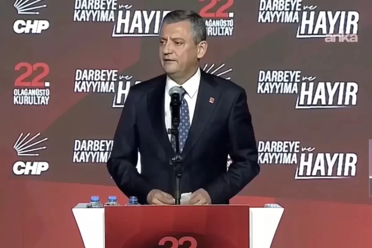 CHP Lideri Özgür Özel, Olağanüstü Kurultay'da Önemli Mesajlar Verdi