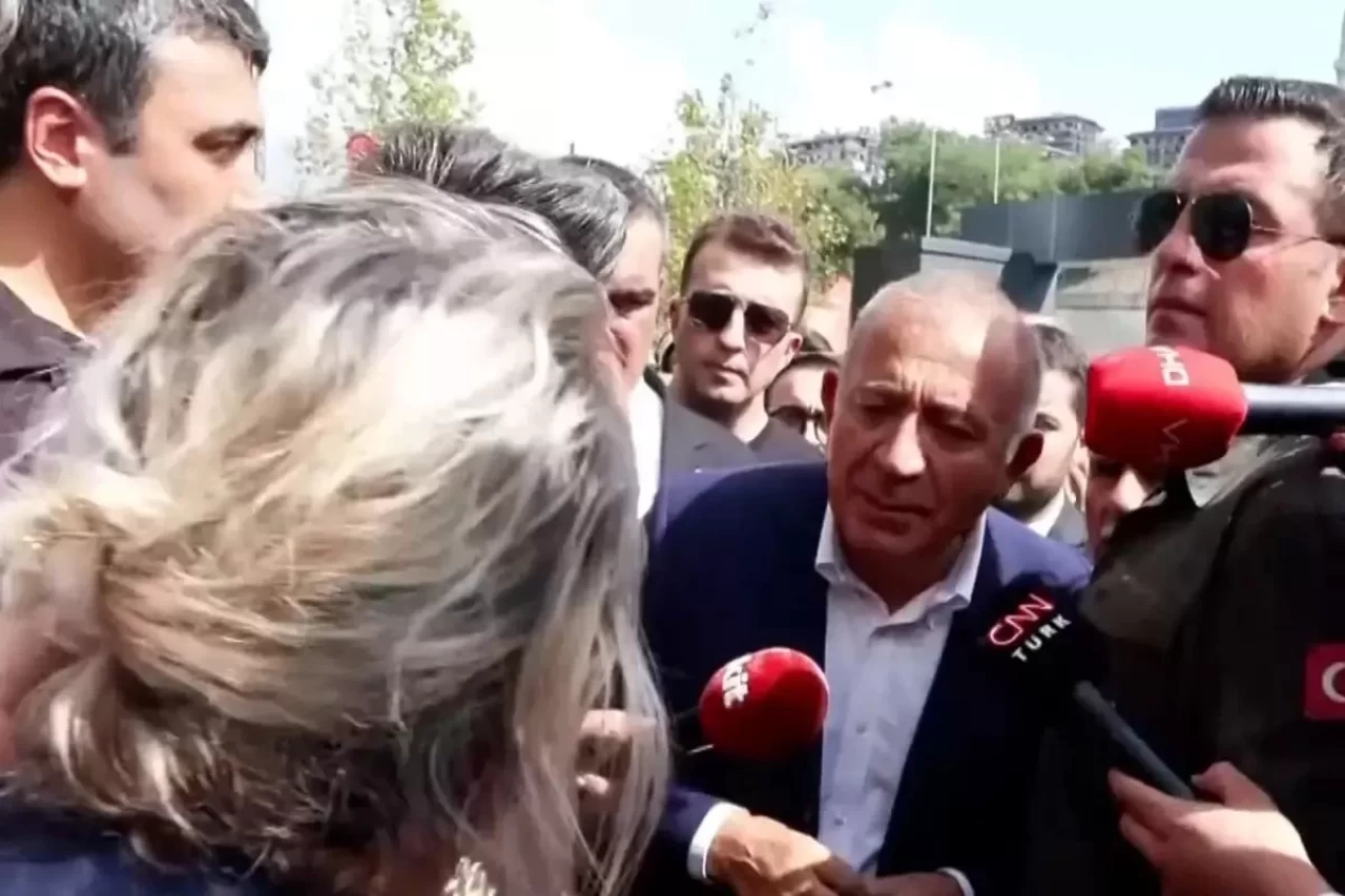 CHP İstanbul İl Kongresi'nde Gergin Anlar: Gürsel Tekin'e Tepkiler Yükseldi