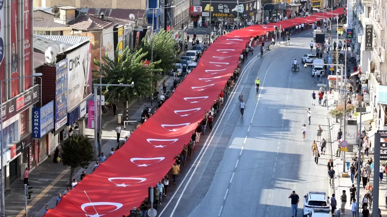 İzmir'de 350 Metrelik Bayrakla Zafer Yürüyüşü