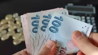 Kendisi Emekli Olan Kadın, Babasının Maaşını Alabilir Mi?