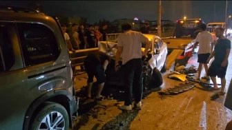 Sancaktepe’de 8 Araç Birbirine Girdi: Otomobil Köprüde Asılı Kaldı