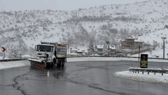 Kayseri'de Erciyes Kayak Merkezi'ne Giden Yol Kar Nedeniyle Trafiğe Kapandı mı?