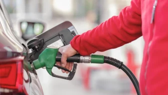 Türkiye'de Akaryakıt Fiyatlarına Çifte Zam: Eşel Mobil Uygulamasına Rağmen Artışlar Devam Ediyor