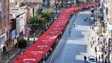 İzmir'de 350 Metrelik Bayrakla Zafer Yürüyüşü
