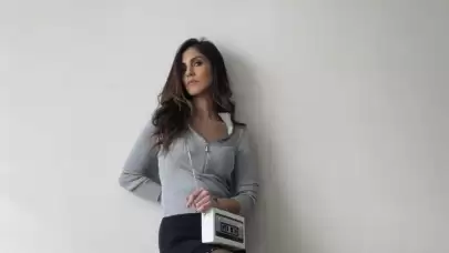 Türk sanatçı Naz Elibol, Lie adlı şarkısıyla uluslararası alanda büyük bir başarı elde etti