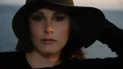 Funda Arar, Saç Rengini Sarıya Dönüştürdü! Radikal Kararın Arkasındaki Sırrı Öğrenin!