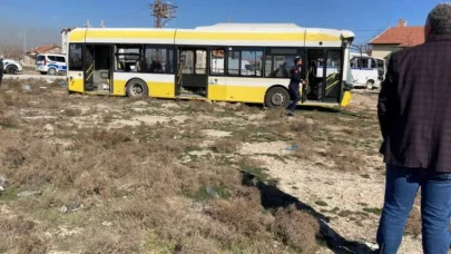 Konya'da belediye otobüsü ile öğrenci servisi çarpıştı: 17 kişi yaralandı