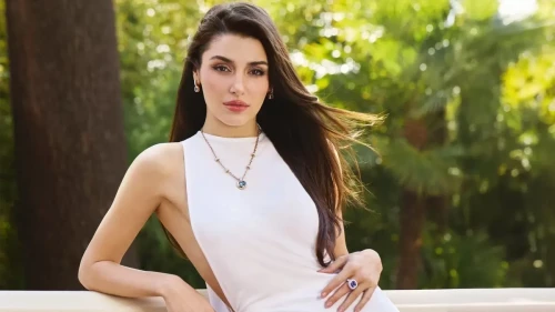 Hande Erçel, Güzelliğiyle Margot Robbie'yi Geride Bıraktı