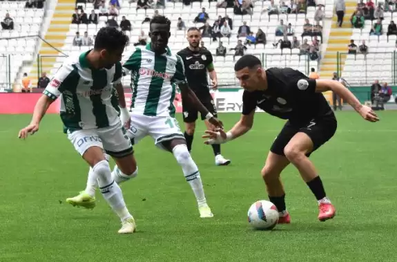 Konyaspor ve Çaykur Rizespor Arasında İlk Yarıda Gol Sesleri Çıkmadı
