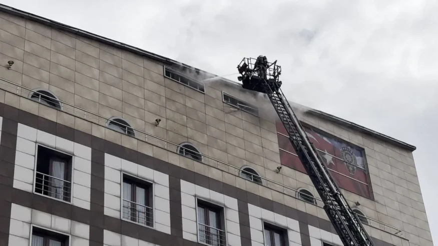 Merter polisevi çatısında yangın çıktı, itfaiye ekipleri müdahale ediyor mu?