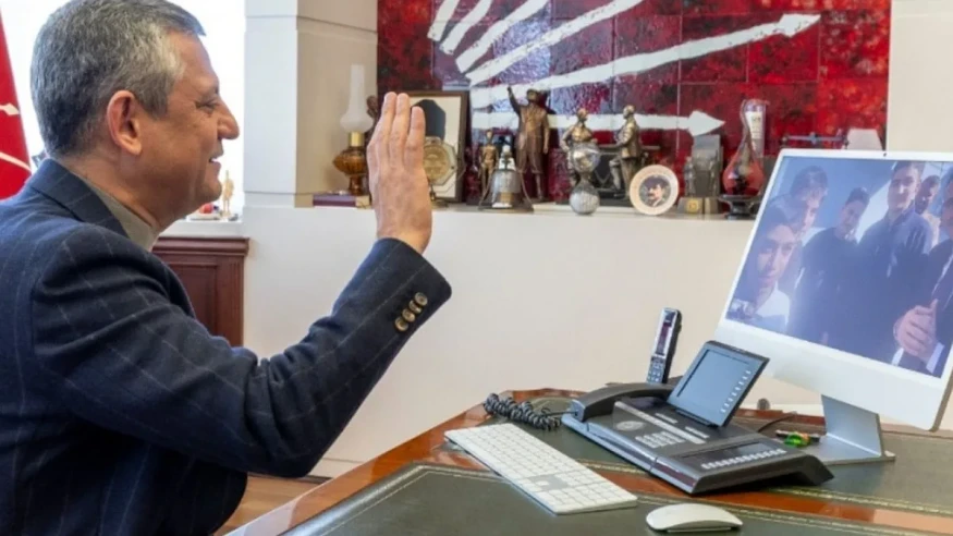 Özgür Özel, Adana'da Atatürk Büstünü Koruyan Öğrencilerle Çevrim İçi Görüştü